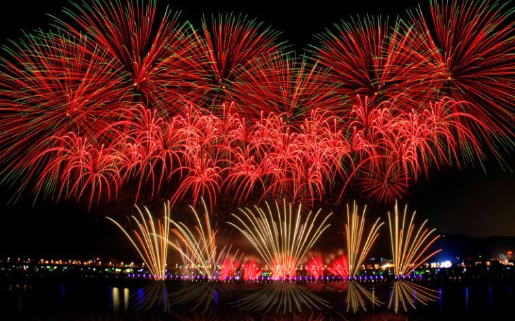 花樣迭出   璀璨煙花的造型能構(gòu)成作品嗎？