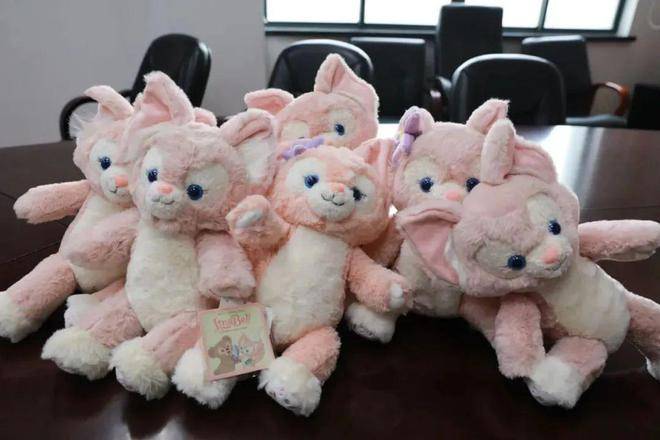 仿冒“玲娜貝兒”毛絨玩偶2.5萬余件，兩名被告人獲刑 