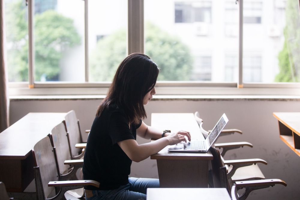 南方周末：論文是AI寫的，算學(xué)術(shù)不端嗎？