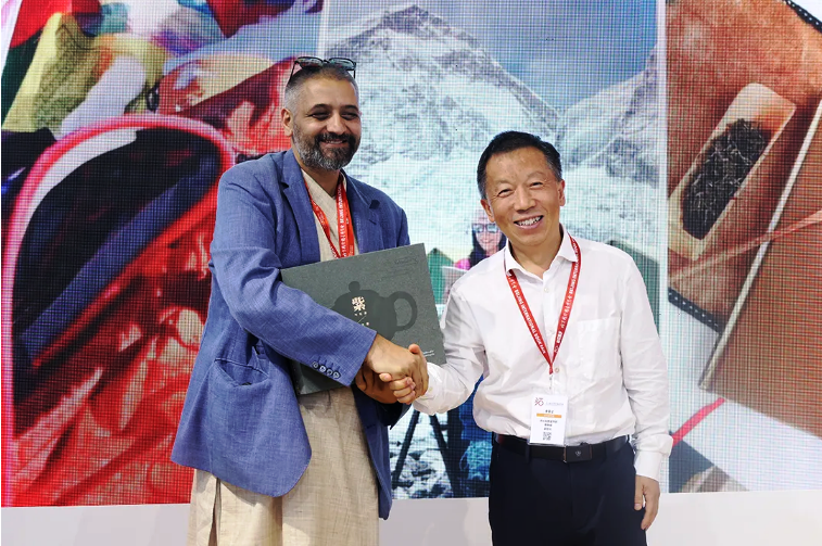 “荊楚書架”珠峰旗幟交接儀式在北京舉行