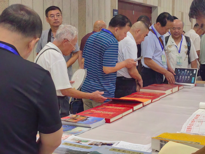 湖北第十五屆曬譜活動展示多省珍貴家譜文獻(xiàn)