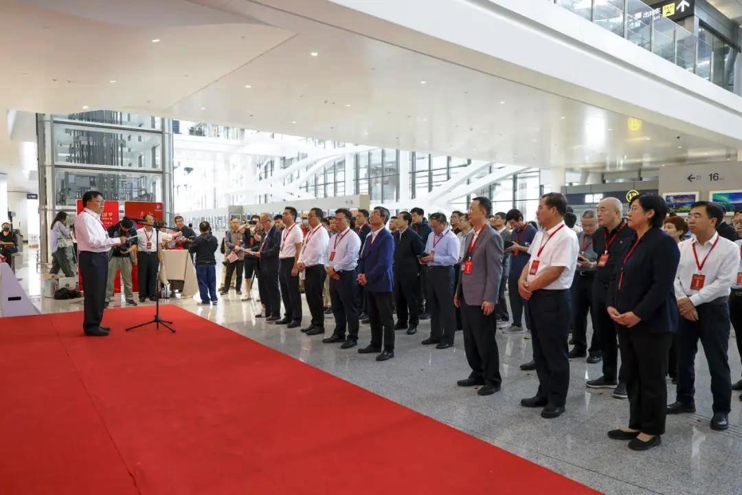 光影中國(guó)夢(mèng)·慶祝新中國(guó)75周年經(jīng)濟(jì)成就圖片展啟幕