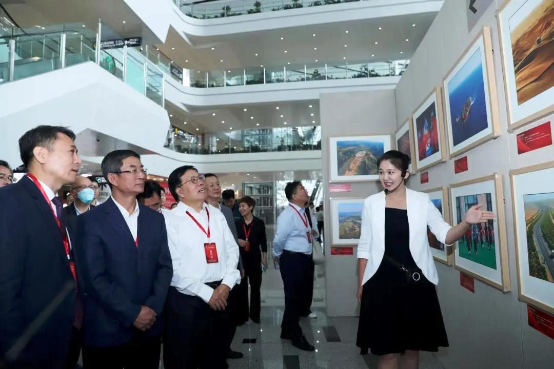 光影中國(guó)夢(mèng)·慶祝新中國(guó)75周年經(jīng)濟(jì)成就圖片展啟幕