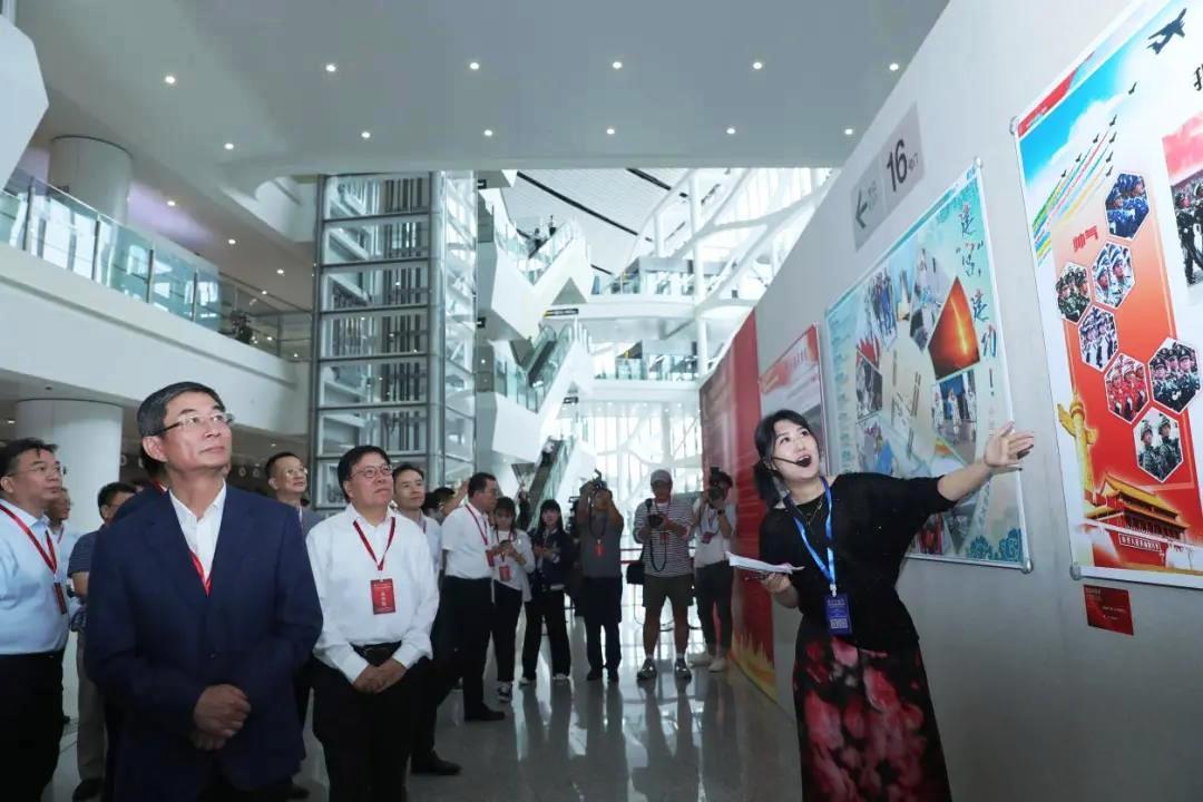 光影中國(guó)夢(mèng)·慶祝新中國(guó)75周年經(jīng)濟(jì)成就圖片展啟幕