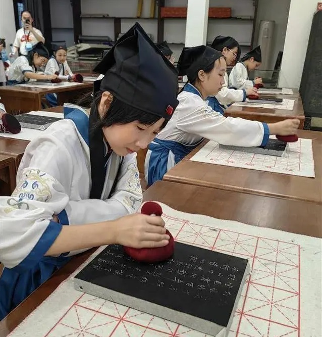 中華傳統(tǒng)曬書大會上演東坡古籍文獻