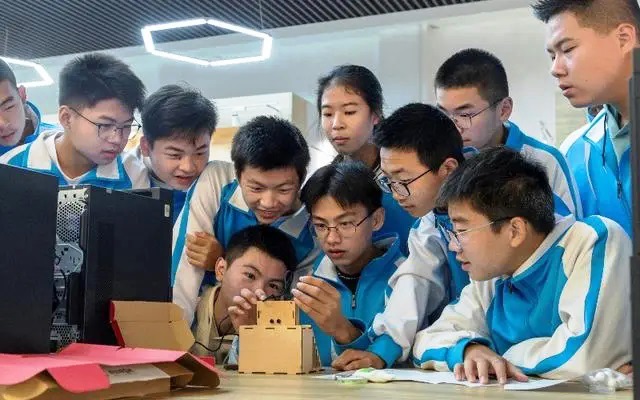 歷時(shí)4年 武漢兩教師單擺測(cè)速裝置獲版權(quán)證書(shū)