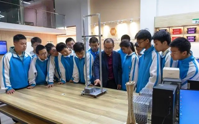 歷時(shí)4年 武漢兩教師單擺測(cè)速裝置獲版權(quán)證書(shū)