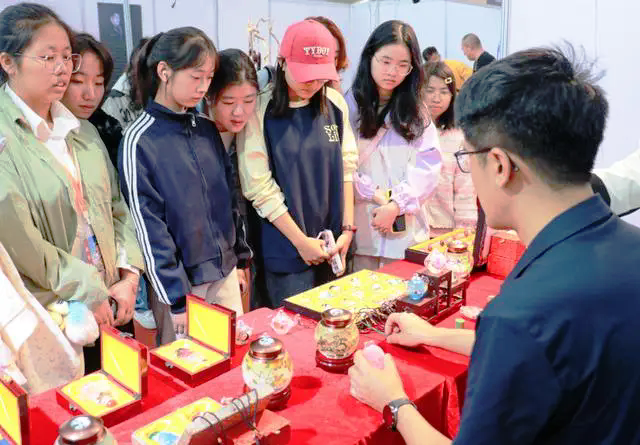 港澳青年學(xué)生研學(xué)“民博會(huì)” 傾聽(tīng)版權(quán)故事