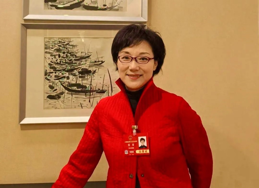 人大代表?xiàng)羁?文藝家要以人文精神擁抱AI技術(shù)