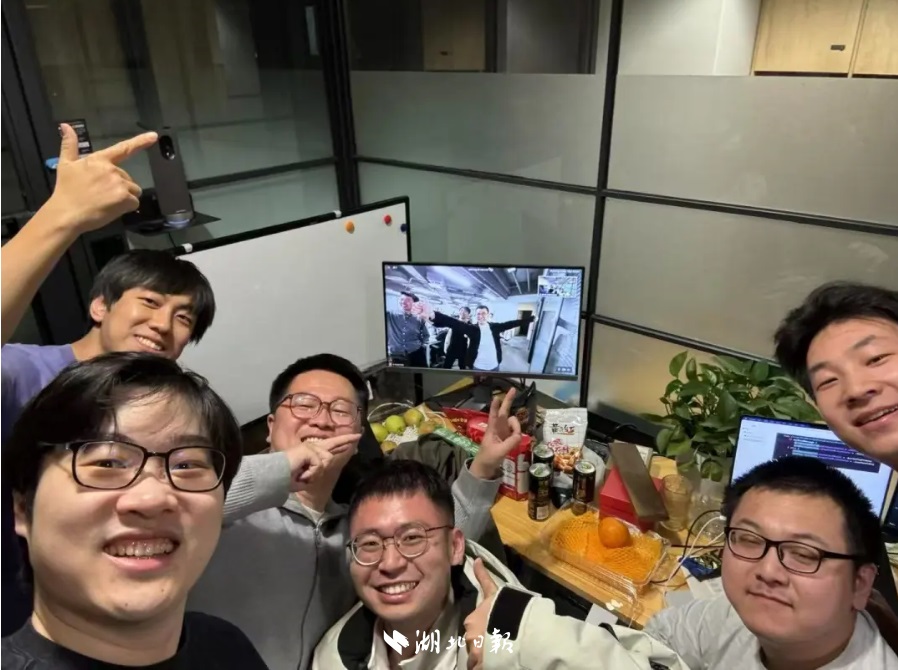 大爆發(fā)！全網(wǎng)一碼難求！他來(lái)自華科大