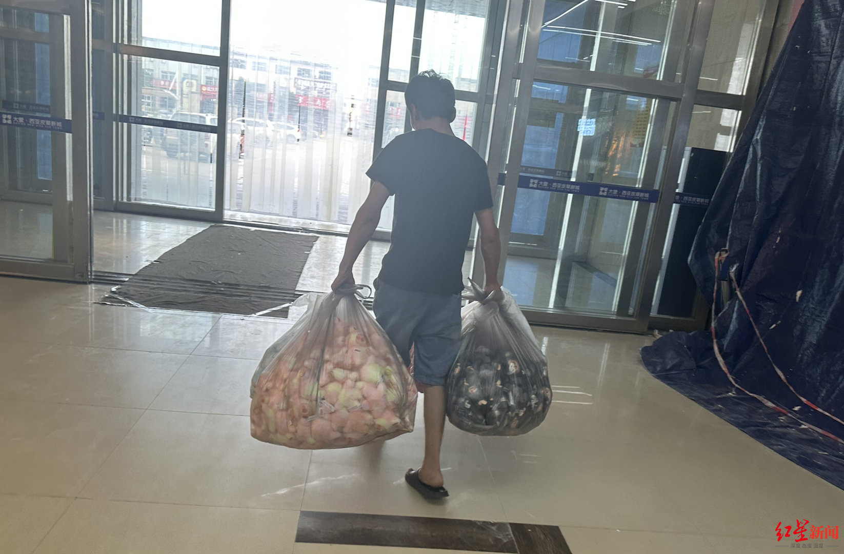 探衡水盜版LABUBU大集：像賣菜一樣擺攤賣，如今訂單變少生意難做