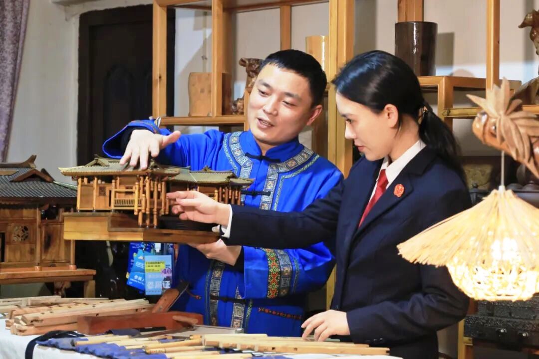 宣恩知產(chǎn)審判團(tuán)開(kāi)展西蘭卡普等非遺法治問(wèn)診