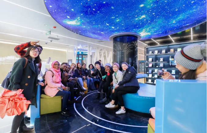 4·23世界讀書日 走進(jìn)湖北省外文書店