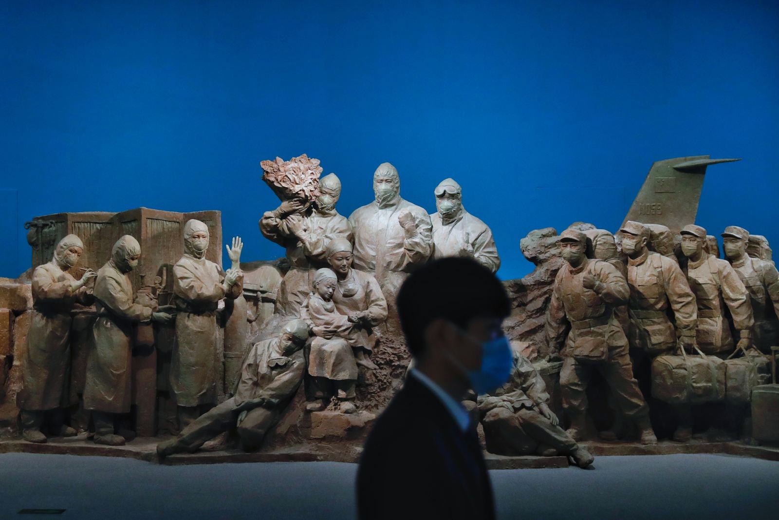 抗疫主題美術(shù)作品展在國(guó)博舉辦