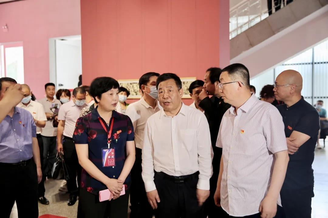 建黨百年湖北黨史重大題材美術(shù)作品文獻(xiàn)展開(kāi)幕