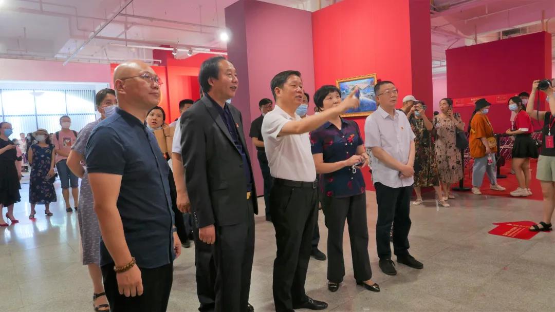 建黨百年湖北黨史重大題材美術(shù)作品文獻(xiàn)展開(kāi)幕