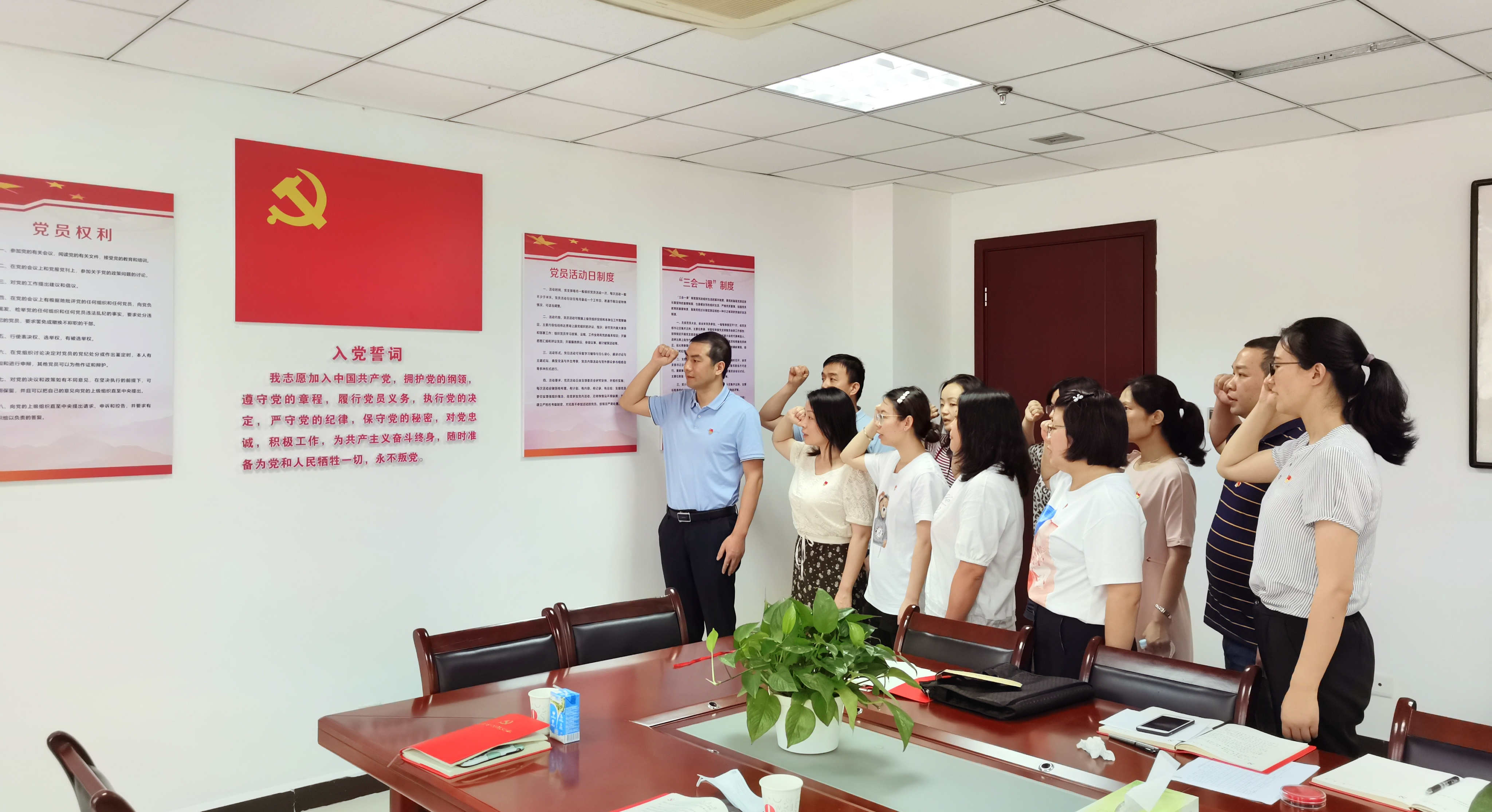 我中心組織集中觀看慶祝 建黨100周年大會