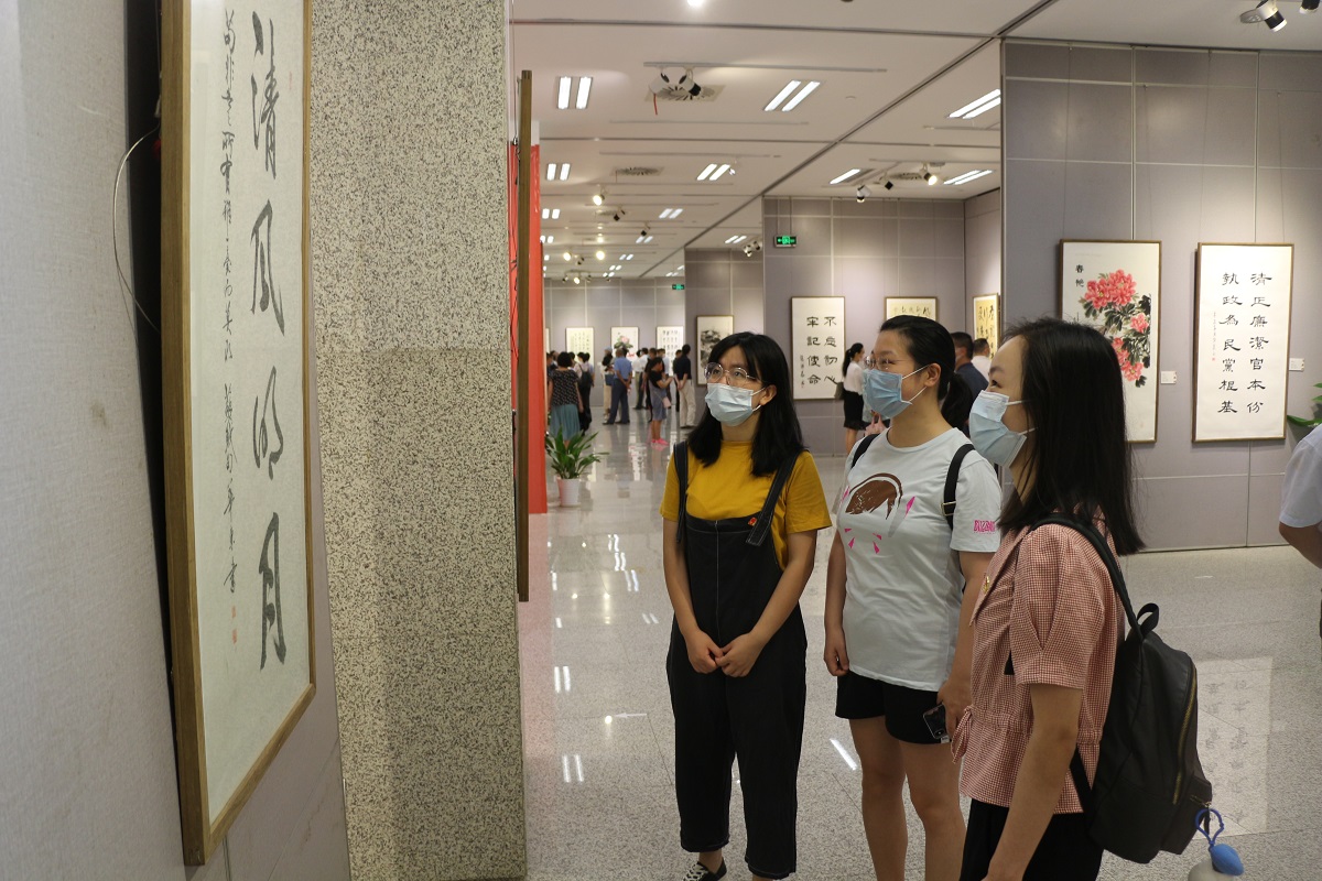 中心組織干部職工參觀“清風(fēng)頌”廉政書畫展