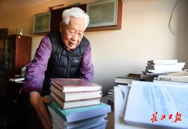 89歲教授起訴知網(wǎng)獲賠后論文被下架，人民日報評論：太霸道