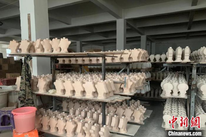 制售上千件“冰墩墩”侵權(quán)陶瓷產(chǎn)品被查獲